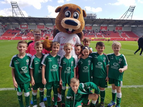 Unsere F 1 als Einlaufkids beim HFC