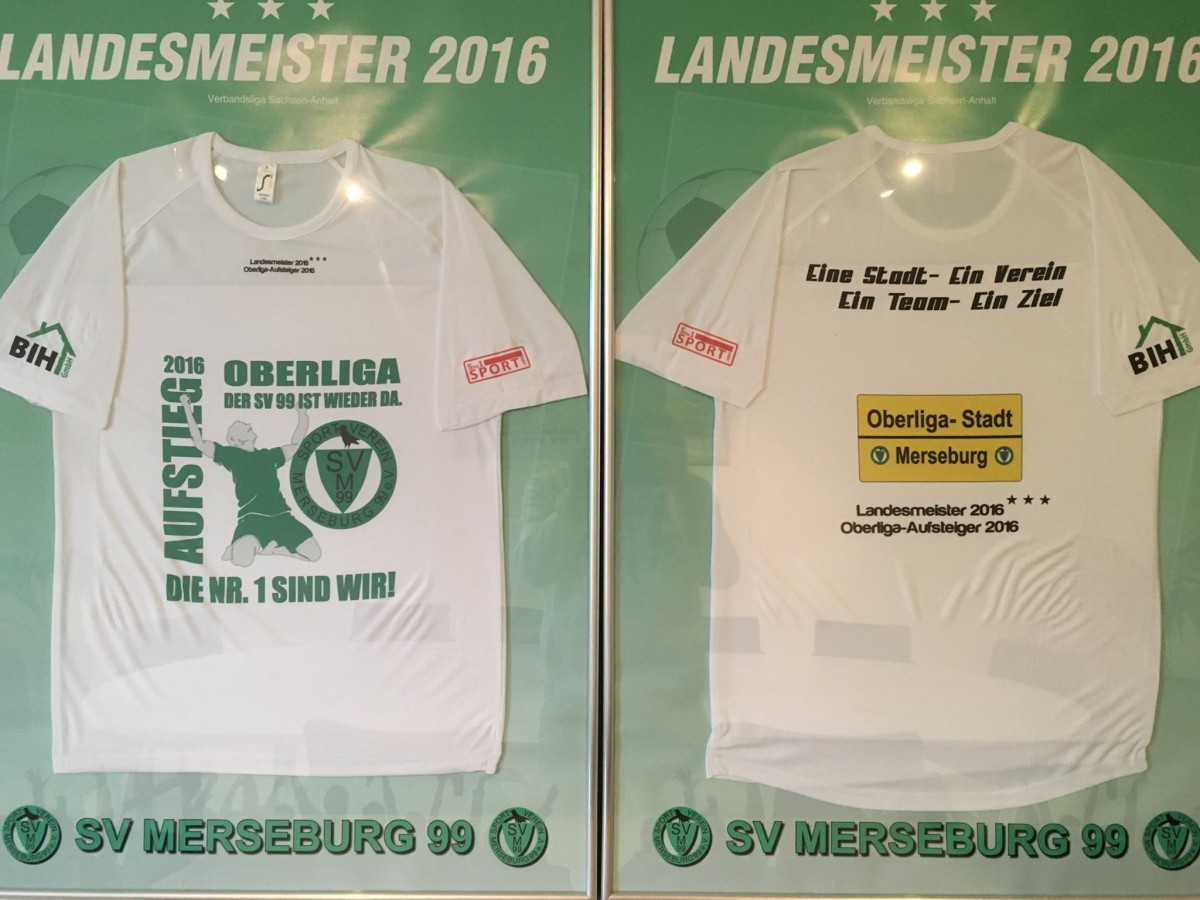 Aufstiegsshirt in der Geschäftsstelle