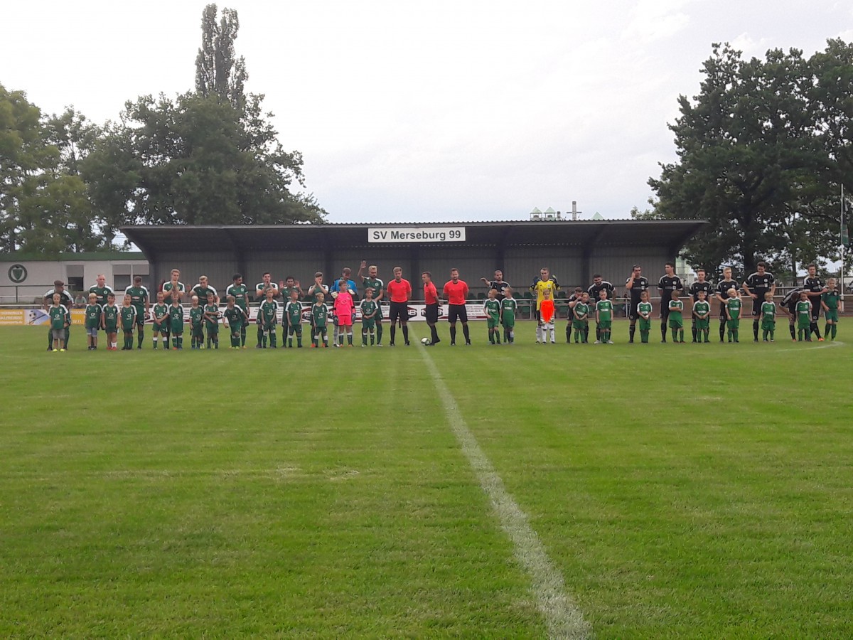 Einlaufkinder beim Oberliga Derby